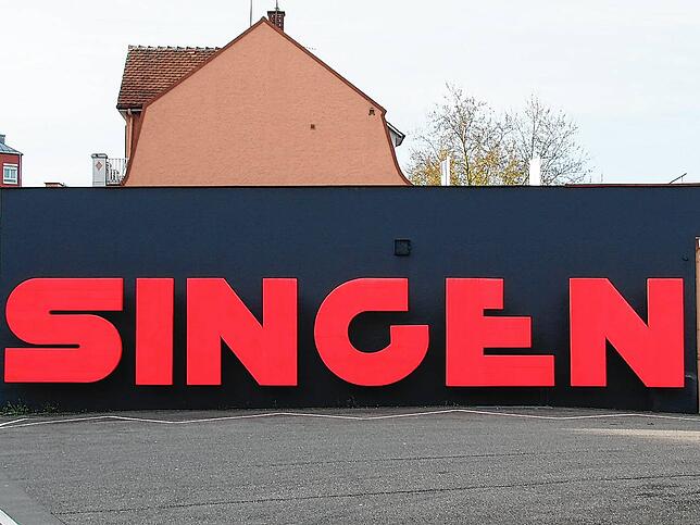 Dieses Rot kann man nicht von der Stange kaufen. Harald F. Müller hat in seinem Atelier die Pigmente dafür zusammengemischt.