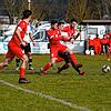 Der FC Löffingen (rote Trikots) entführte überraschend drei Punkte aus Geisingen. In dieser Szene versuchen die Löffinger Marco Kopp und ...
