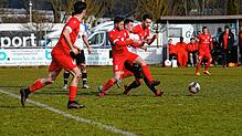 Der FC Löffingen (rote Trikots) entführte überraschend drei Punkte aus Geisingen. In dieser Szene versuchen die Löffinger Marco Kopp und ...