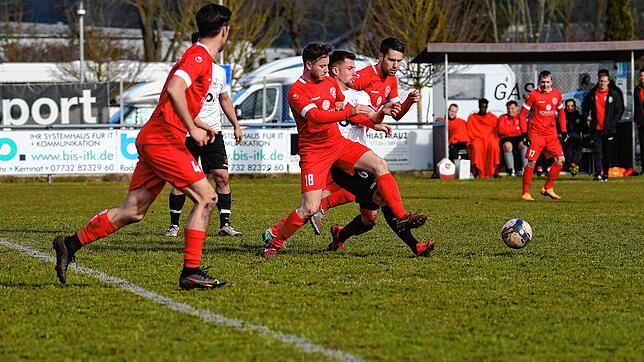 Der FC Löffingen (rote Trikots) entführte überraschend drei Punkte aus Geisingen. In dieser Szene versuchen die Löffinger Marco Kopp und ...