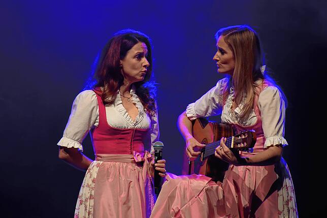 Das Schwesternduo Sigrid und Marina verzauberten auch mit leisen Tönen und einer Gitarre.