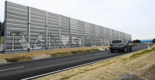 Kaum stehen die Lärmschutzwände, werden sie auch schon mit Graffiti verziert.