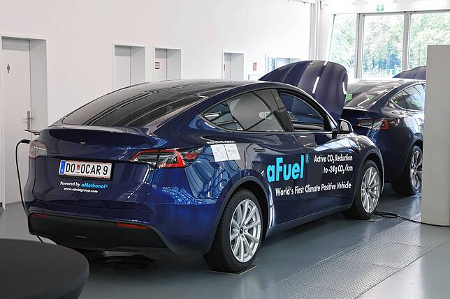 Das Unternehmen hat E-Autos von Tesla so umgebaut, dass sie mit Methanol gefahren werden können.