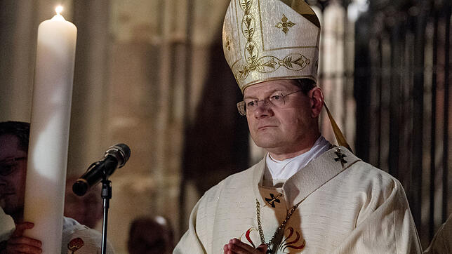 ARCHIV &ndash; 31.03.2018, Baden-Württemberg, Freiburg: Der Freiburger Erzbischof Stephan Burger, sitzt in der Osternacht im Münster in ...