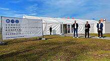 Vor dem neuen Schnelltestzentrum am Bodenseeforum: (v. l.) Alexander Törpsch von der Heide vom Betreiber Topteam, der Konstanzer ...