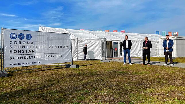Vor dem neuen Schnelltestzentrum am Bodenseeforum: (v. l.) Alexander Törpsch von der Heide vom Betreiber Topteam, der Konstanzer ...