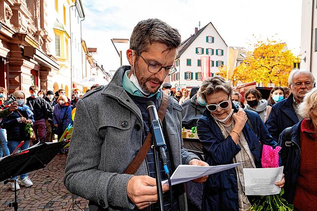 An jeder Station wurden die Lebens- und Leidensgeschichten der Familien erzählt. Hier liest Tobias Aldinger die Geschichte der Familie ...
