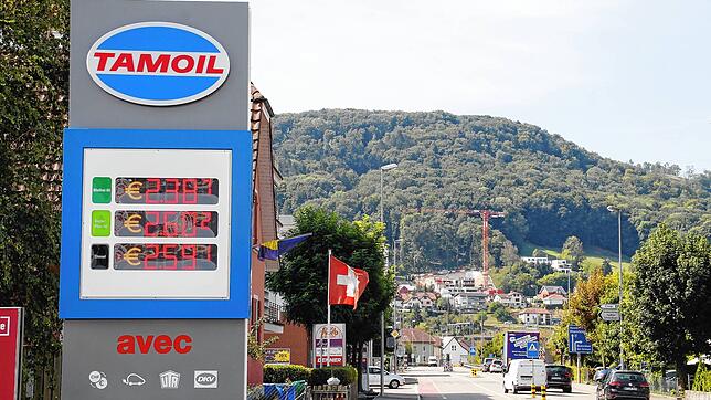 Auch wenn die Preise in der Schweiz, wie hier im schweizerischen Stein (AG) bei Bad Säckingen, sehr hoch sind, wird sich die Lücke nach ...