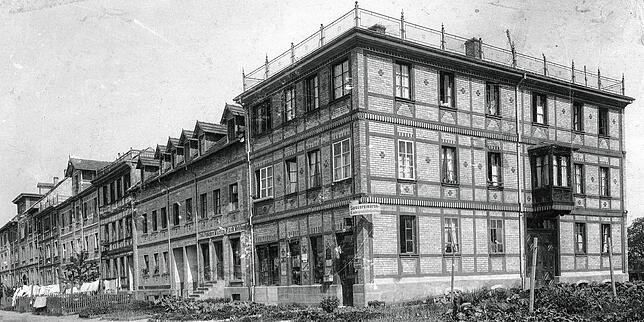 Diese Häuser gehörten zur ersten Bebauung von Petershausen. Unter anderem wurden hier „Spezereiwaren“ verkauft.
