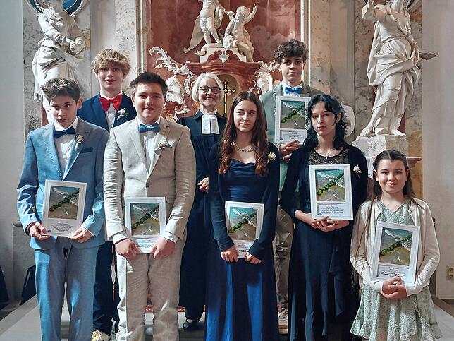 In einem festlichen Gottesdienst in der evangelischen Schlosskirche in Meersburg feierten ihre Konfirmation: (von links) Lorenz Straub, ...