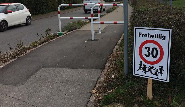 Die umstrittenen Schilder der Aktion „Freiwillig Tempo-30“ auf der Höri