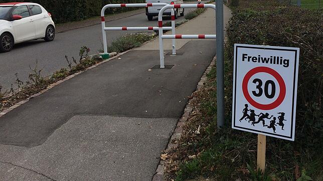 Die umstrittenen Schilder der Aktion „Freiwillig Tempo-30“ auf der Höri