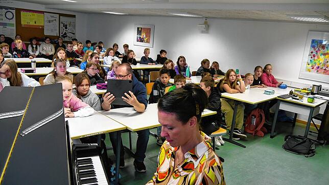 Während Henriette Gärtner eine Kostprobe ihrer Virtuosität gibt und Beethoven erklingen lässt, überträgt Musiklehrer Mathias Dreher das ...