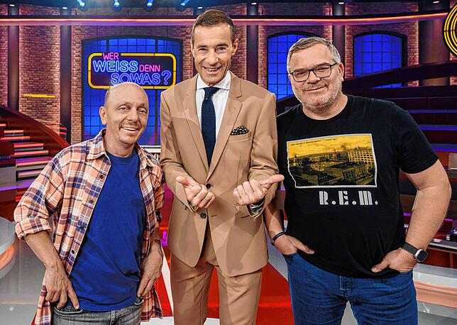Moderator Kai Pflaume (Mitte) begrüßt zusammen mit Bernhard Hoëcker (l.) und Elton im April gleich vier Schlagerstars in der Show.