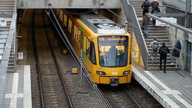 Ein Mann soll in einer Stuttgarter Stadtbahn mit einer Schusswaffe hantiert haben. (Symbolbild)
