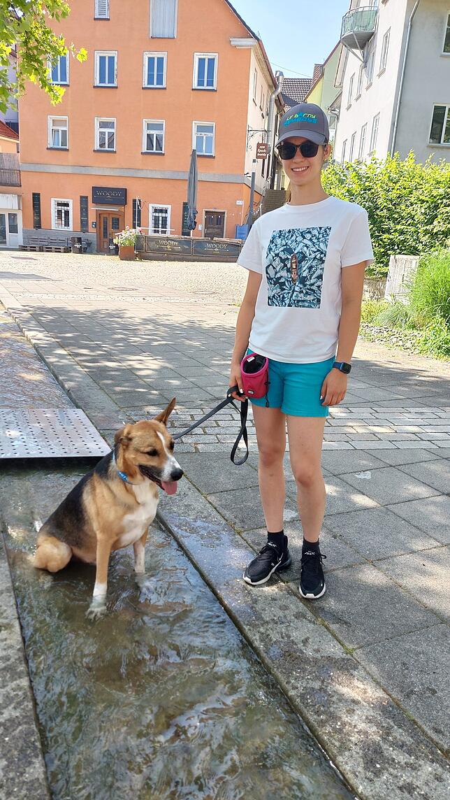 Anna Bradács (linkes Bild) mit ihrem Schäferhundmischling Jack, der es sich im Bach bequem macht. Berny, der Hund von Michael Gulde, ist ...