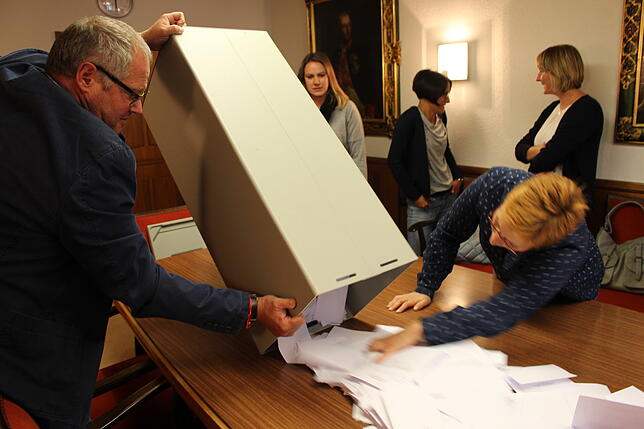 Jetzt wird gezählt: Michael Hirt schüttet die Wahlurne aus, Claudia Hübsch verteilt die Umschläge auf dem Tisch. Ist die Urne geleert, ...