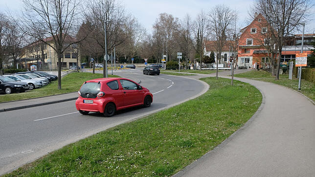 Auf dem derzeitigen Grünstreifen zwischen Straße und Gehweg will die Stadt nun 16 Motorradstellplätze ausweisen. Der ganze Streifen ist ...