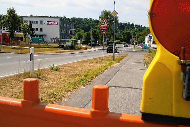 In diesem Bereich beim Bahnhof, wo an der Donaueschinger Straße die Verkehrsschilder stehen, führt bald der Radweg auf die Fahrbahn.