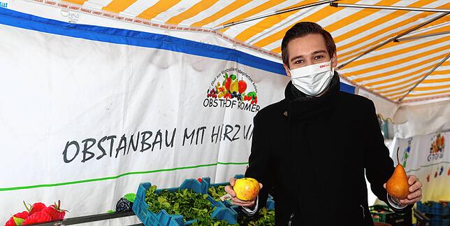 Levin Eisenmann auf dem Konstanzer Wochenmarkt. Der 23-jährige Landtagskandidat der CDU hilft beim Verkauf von Obst, um sich so sein ...