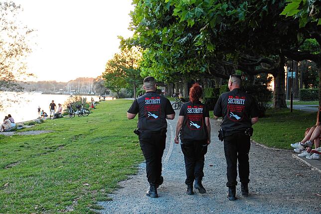 In der Karl-Wolf-Straße am Seeufer haben Security-Mitarbeiter die beiden Jungen auf dem Roller angehalten und kontrolliert. Danach ist ...
