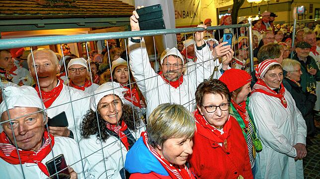 Ein Bild, das sich alle Narren wieder zurückwünschen. Dichtgedrängt stehen die Menschen während des Hemdglonkerumzugs (hier im Jahr ...