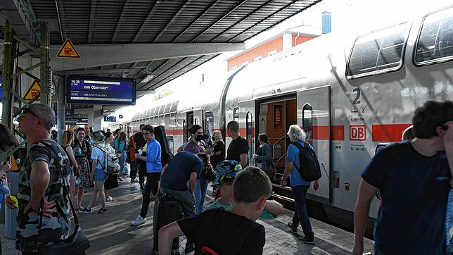 Freitagnachmittagsverkehr auf der Gäubahn: Das Archivbild zeigt einen Intercity der Deutschen Bahn, der wegen einer Baustelle in ...