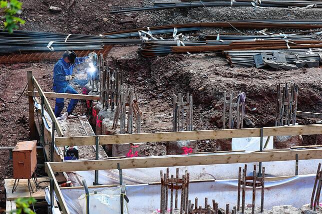 Für die massiven Fundamente sind Schweißarbeiten notwendig.