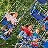 Am Volksfestmontag passt endlich das Wetter für den Vergnügungspark, und das junge Festvolk hebt mit dem Kettenkarussell ab.