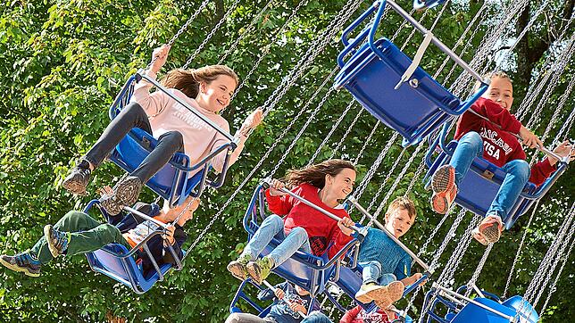 Am Volksfestmontag passt endlich das Wetter für den Vergnügungspark, und das junge Festvolk hebt mit dem Kettenkarussell ab.