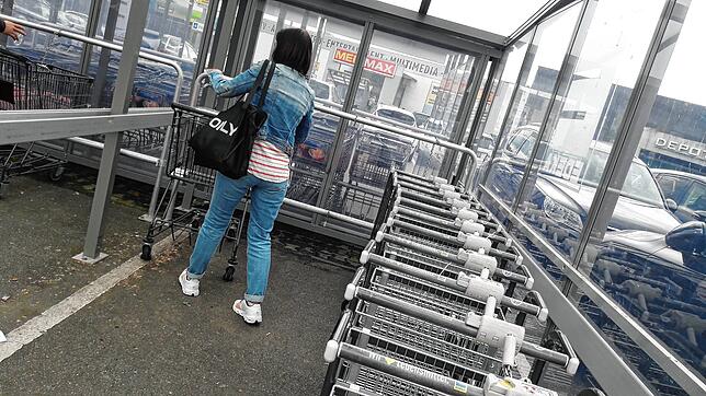 Schon vor der Grenzöffnung sind bisweilen die Einkaufswagen knapp, hier bei einem Markt in Tiengen.