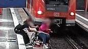 Das Überwachungsbild des Bahnsteigs offenbart den dramatischen Augenblick im August 2021. Jürgen Hermann bewahrt eine Rollstuhlfahrerin ...