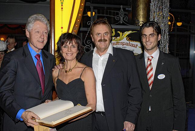 Ein Bild aus dem Jahr 2006: Thomas Mack, Vater Roland und Mutter Marianne mit Ex-US-Präsident Bill Clinton.