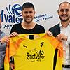 Neuzugang: Teammanager Antonio Ratto (links) freut sich mit Sportvorstand Kevin Pabst, dass Torhüter Marco Hermann (Mitte) vom FV ...