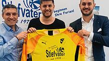 Neuzugang: Teammanager Antonio Ratto (links) freut sich mit Sportvorstand Kevin Pabst, dass Torhüter Marco Hermann (Mitte) vom FV ...