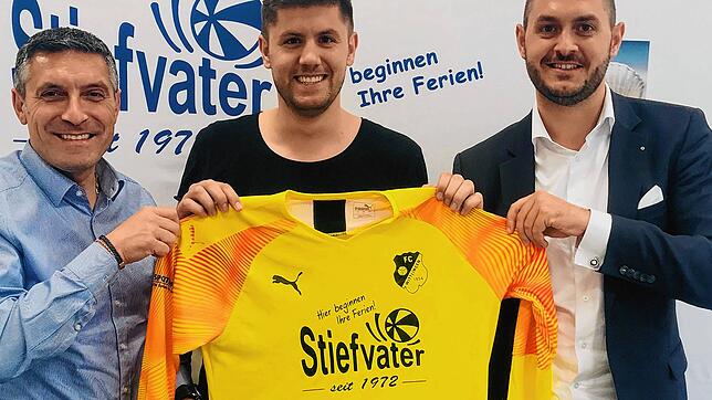 Neuzugang: Teammanager Antonio Ratto (links) freut sich mit Sportvorstand Kevin Pabst, dass Torhüter Marco Hermann (Mitte) vom FV ...