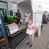 Sie freuen sich, spontan helfen zu können: Matthias, Bettina und Mara Rettig (von links) aus Hohenfels-Mindersdorf, die gemeinsam mit ...