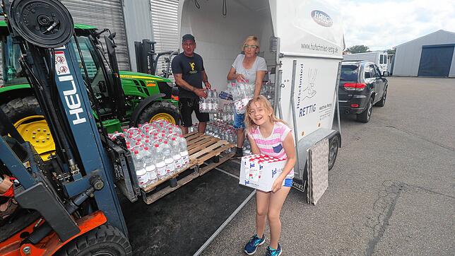 Sie freuen sich, spontan helfen zu können: Matthias, Bettina und Mara Rettig (von links) aus Hohenfels-Mindersdorf, die gemeinsam mit ...