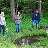 Bei einem Arbeitseinsatz (von links): Charly Schleuter (ehrenamtlich im Umweltzentrum aktiv), Michaela Schäfer (Lehrerin Waldorfschule), ...