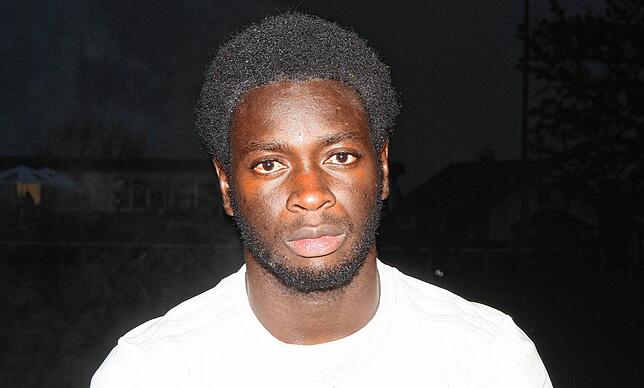 Zur Person: Paul Mendy (26) kam 2015 als Flüchtling von Gambia nach Tiengen. Zunächst spielte er für den FC Tiengen 08, mit dem er in ...