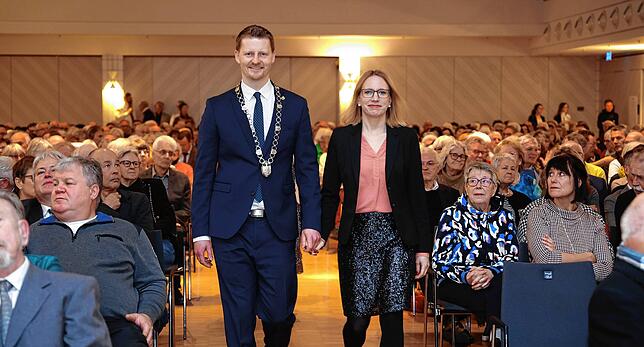OB Simon Gröger und seine Frau Anita durchschreiten die voll besetzten Sitzreihen im Milchwerk.