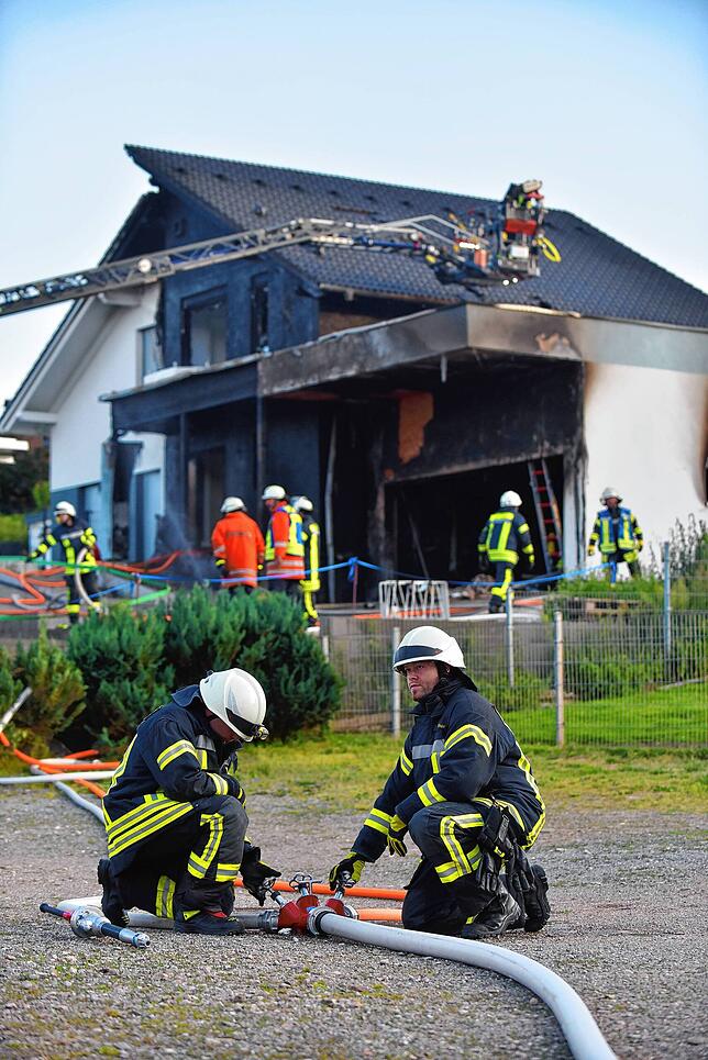 Bild 8: Hausbrand in Hausen vor Wald: 70 Feuerwehrmänner im Einsatz