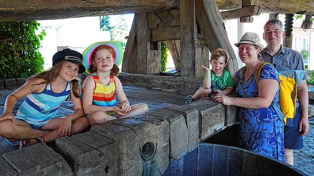 Hannah, Mia, Nils, Katharina und Ralf Stadelhofer testen für den SÜDKURIER die Bären-Rallye in Bermatingen. Hier genießt die Familie ...