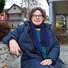 Christine Egli vor Schloss Arenenberg, im Hintergrund rechts die Statue Napoléons III.