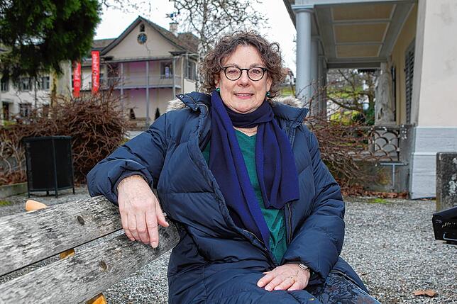 Christine Egli vor Schloss Arenenberg, im Hintergrund rechts die Statue Napoléons III.