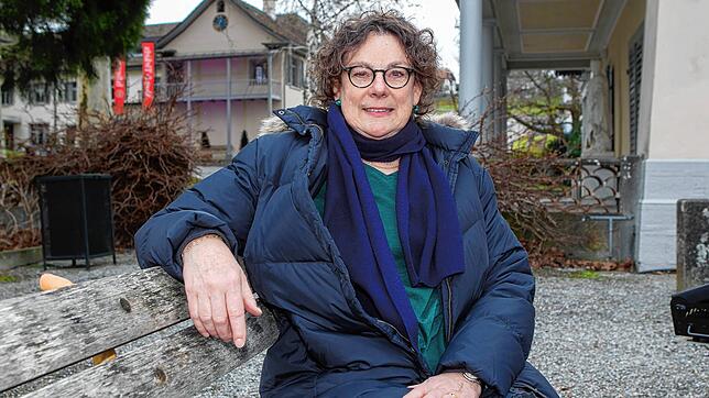 Christine Egli vor Schloss Arenenberg, im Hintergrund rechts die Statue Napoléons III.