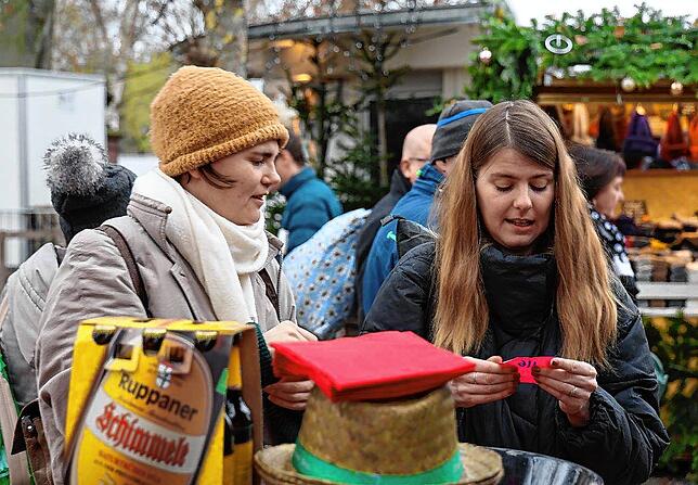 Bild 16: Hincooker auf dem Weihnachtsmarkt: Weihnachtsmann, Taschengeld vom Franz und 2000 Euro Spenden