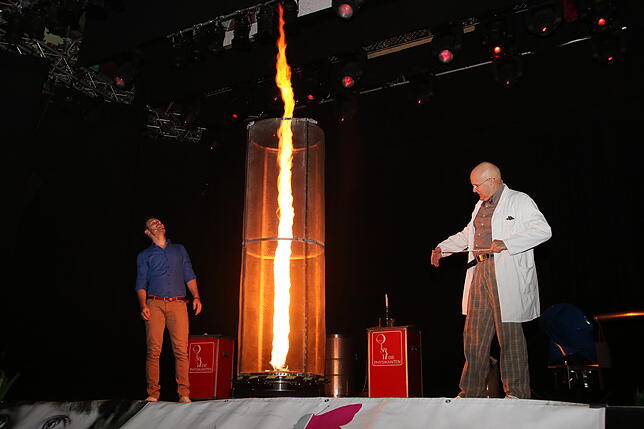 Die Physikanten Tobi (links) und Professor Dr. Otto von Liebermann wagten auch das Spiel mit dem Feuer auf der Gloria-Bühne.
