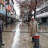 Die Poller in der neu gestalteten Hegaustraße sind für Hans Wöhrle (links) und Helmut Wessendorf in der Krise ein Symbol für den ...