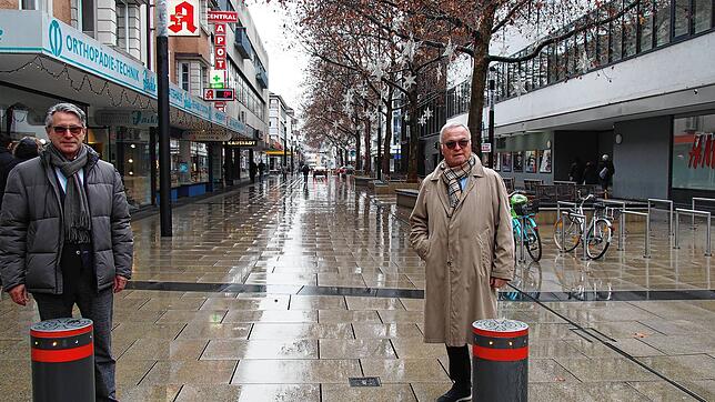 Die Poller in der neu gestalteten Hegaustraße sind für Hans Wöhrle (links) und Helmut Wessendorf in der Krise ein Symbol für den ...